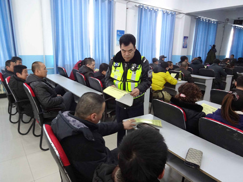 鄂溫克旗大雁交警中隊組織駕駛員安全培訓_呼倫貝爾新聞 - 呼倫貝爾日報