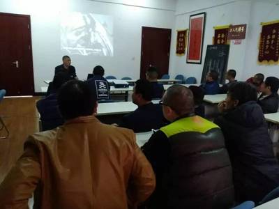 抓好源頭管理,強(qiáng)化安全教育——三分開展重點駕駛員安全再培訓(xùn)活動_ .