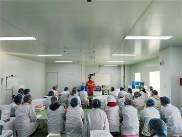 69秒 威海里口山4人被困山頂 消防8小時緊急救援