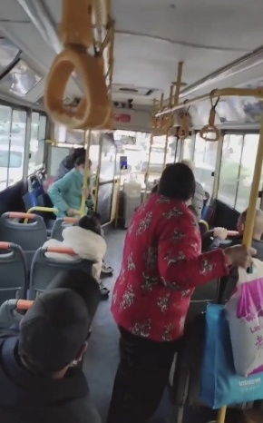 山西長治一公交因行車糾紛開斗氣車鳴笛狂奔 公司 已要求司機下車培訓 正配合交警調查